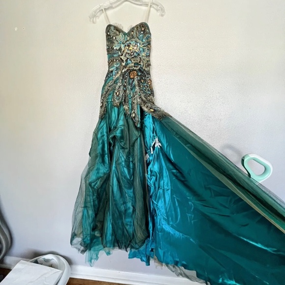 Mac Duggal Prom Dress size 0, Peacock, with sweetheart neckline and sidesplit - Picture 3 of 7
